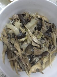 诱人的蘑菇炒肉做法图解7)