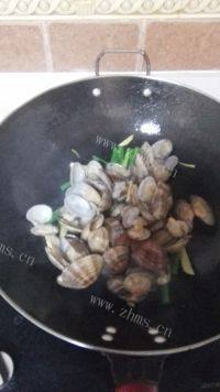 美味的姜葱炒花甲做法图解6)