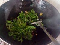 家常菜芹菜炒豆芽做法图解5)