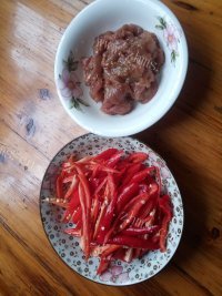 家常菜红辣椒炒肉做法图解2)