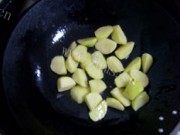 西兰花炒土豆块做法图解3)