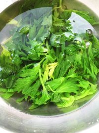 色泽鲜亮的凉拌芹菜叶做法图解3)