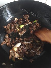 垂涎欲滴的葱爆羊肉做法图解5)