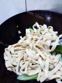 营养丰富的芹菜炒豆皮做法图解5)
