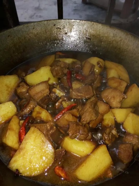美味营养的红烧肉炖土豆