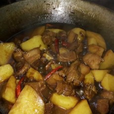 美味营养的红烧肉炖土豆