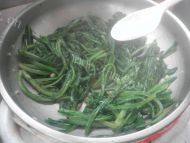 飘香的素炒油麦菜做法图解6)