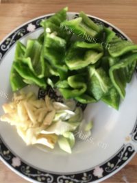 色泽鲜亮的青椒土豆片做法图解2)