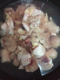 诱人的板栗鸡做法图解2)