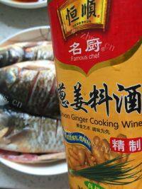美味的孜然烤鲫鱼做法图解3)