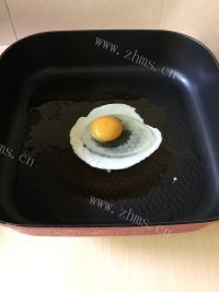 营养丰富的煎荷包蛋做法图解3)