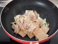 营养丰富的芹菜炒鱿鱼做法图解6)