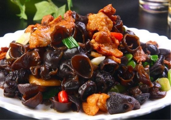 回味无穷的木耳炒肉