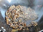 家常菜韭菜花炒鳝丝做法图解3)