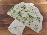 美味的芝麻香葱千层饼做法图解3)
