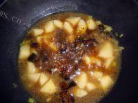 下饭的红烧肉炖土豆做法图解5)