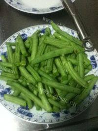 美味的刀豆炒土豆做法图解2)