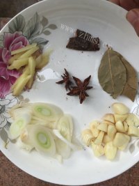 诱人的排骨炖海带做法图解1)