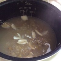 美味的百合绿豆粥做法图解7)