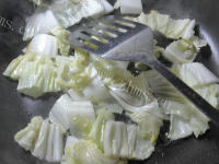 独特的牛肉酱白菜炒年糕做法图解3)