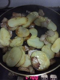家常菜五花肉炒土豆片做法图解6)