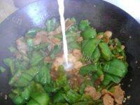 家常菜肉炒青椒做法图解9)