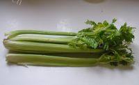 十分诱人的芹菜炒肉做法图解3)