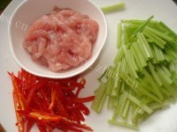 美味的杏鲍菇炒肉做法图解3)
