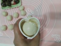 美味的桃山月饼做法图解7)