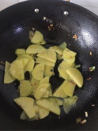 芹菜炒土豆片做法图解4)