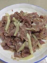 家庭版蒜苗炒肉做法图解6)