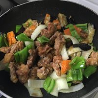 回味无穷的肉段烧茄子做法图解6)