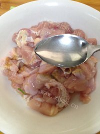 美味的酱爆腰果鸡丁做法图解4)