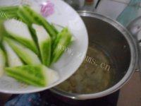 丝瓜瘦肉汤做法图解4)