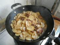 美味的排骨炖土豆干做法图解13)