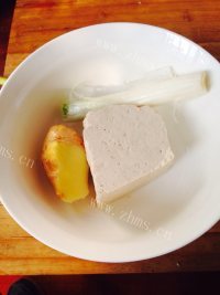 炸豆腐鲜肉小丸子做法图解1)