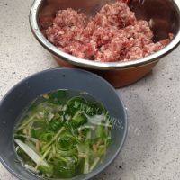 自制猪肉韭菜水饺做法图解1)