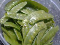 瘦肉炒荷兰豆做法图解1)