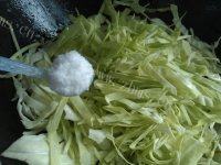迷人的清炒包菜做法图解4)