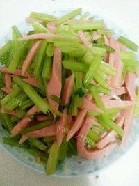 自己做的芹菜炒火腿