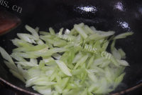 家常菜芹菜炒香肠做法图解3)