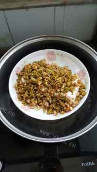 美味的酸豆角肉末蒸豆腐做法图解7)