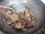 鲜美筋道的鸡肉炖土豆做法图解9)