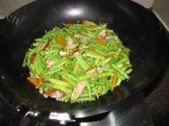 家常菜香菇炒豆角做法图解6)