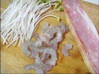 自制豆芽虾仁烟肉卷做法图解1)