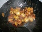 土豆红烧肉做法图解8)