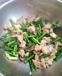 色泽鲜亮的蒜薹炒肉做法图解4)