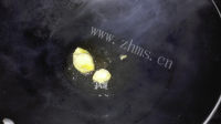 美味的黄瓜炒虾仁做法图解2)