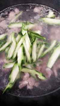 美味的丝瓜肉片汤做法图解4)