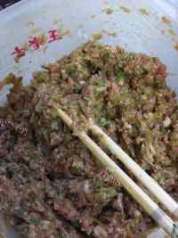 美味的猪肉萝卜水饺做法图解4)